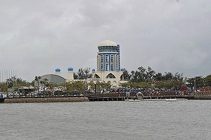 舊南寮漁港（抓寶熱區），遠處為南寮旅遊服務中心