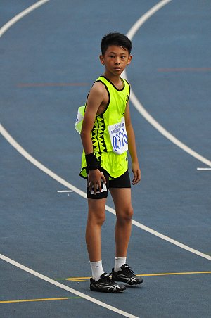 小東參加400公尺接力賽