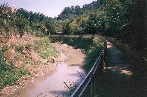 雞籠河支流大武崙溪（尚仁國小附近）（2002年）